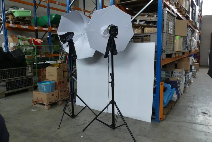 Konvolut Godox Studioblitze mit Stativen, Schirmen und Softboxen Modell: QT400 II, QT600 II